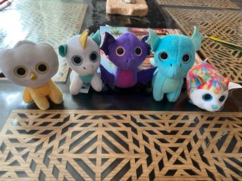 Lot de figurines et peluches