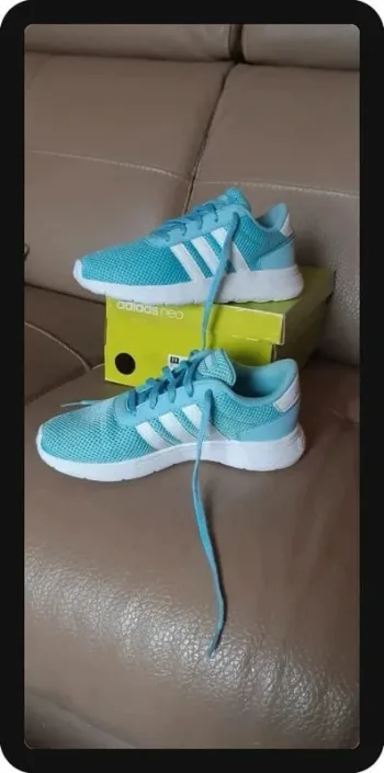 Chaussures / baskets adidas lite racer k bleu ciel pointure 34 état neuves