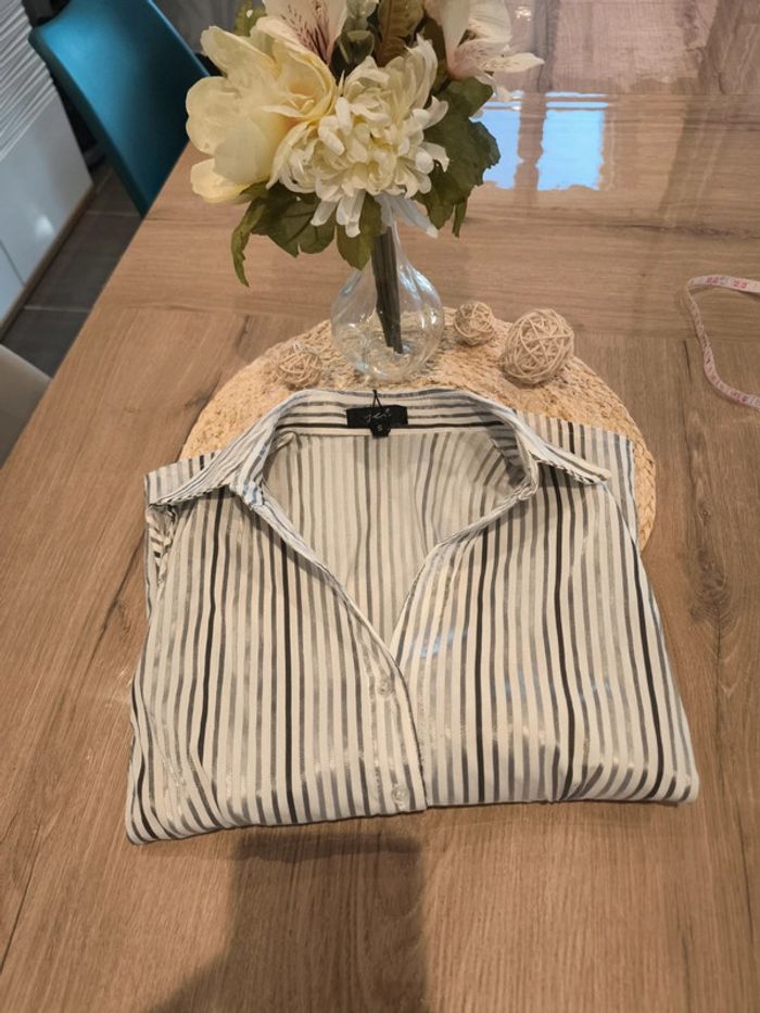 Chemise sans manche rayée blanche et grise neuve avec étiquette