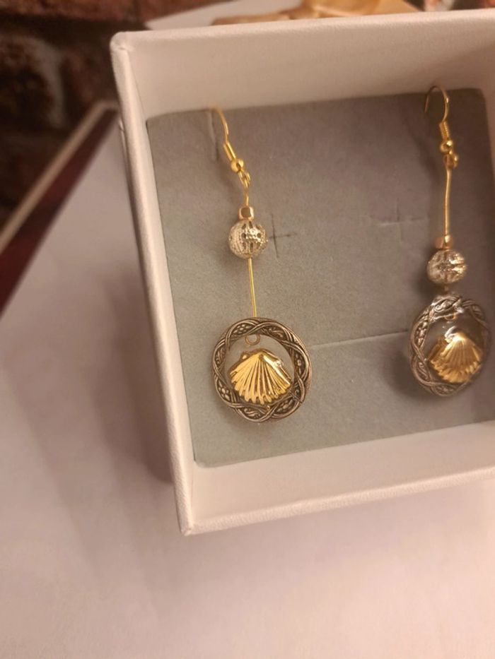 Boucles d'oreilles pendante en résine coquillages doré - photo numéro 3