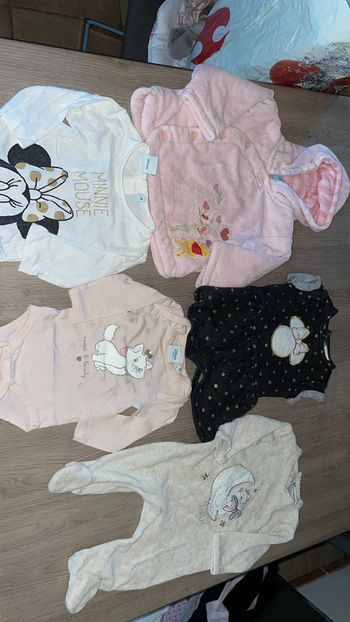 Lot vetelnst Disney 3 mois