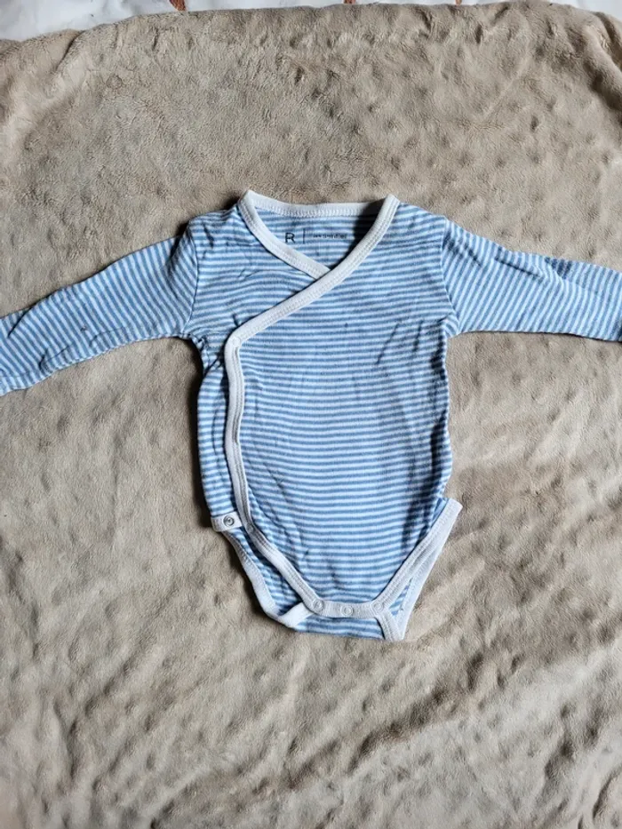 Lot de 7 bodies 3 mois. - photo numéro 3