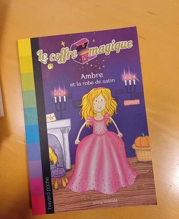 Livre Le coffre magique - Ambre et la robe de satin