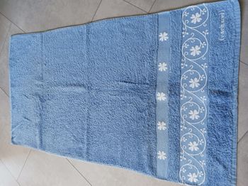 serviette de toilette bleu et fleurs blanches 56 x 103 cm Cacharel Neuve