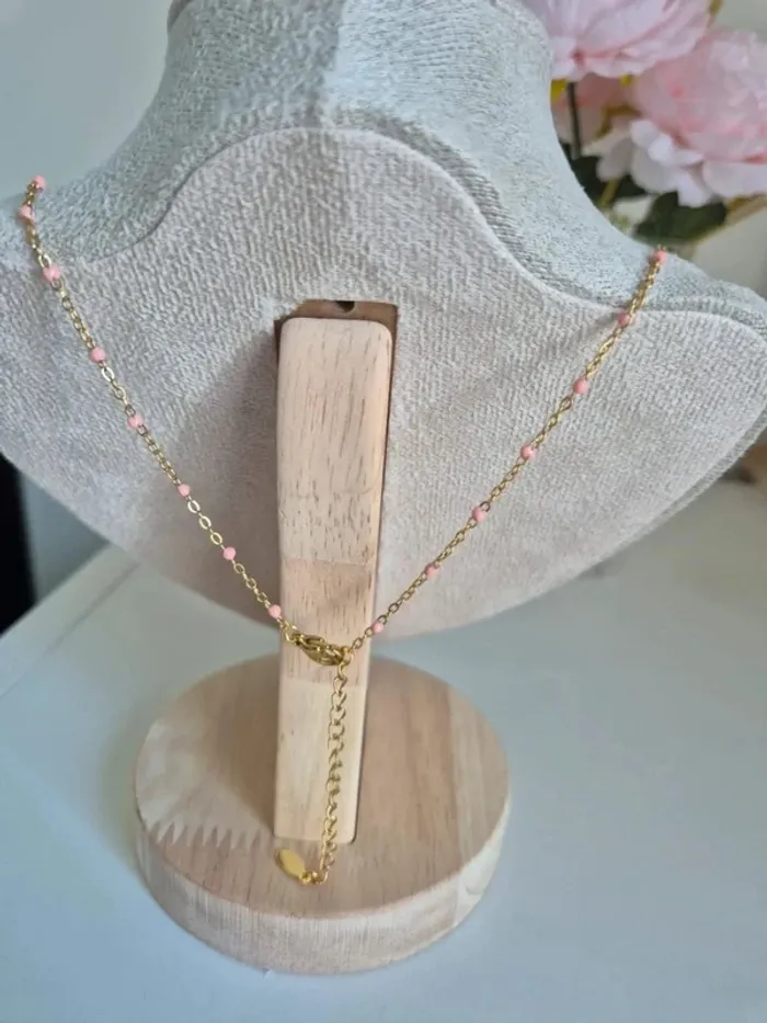 Collier style gigi dorée en acier inoxydable
🌸 perles résines rose clair médaille croix - photo numéro 4