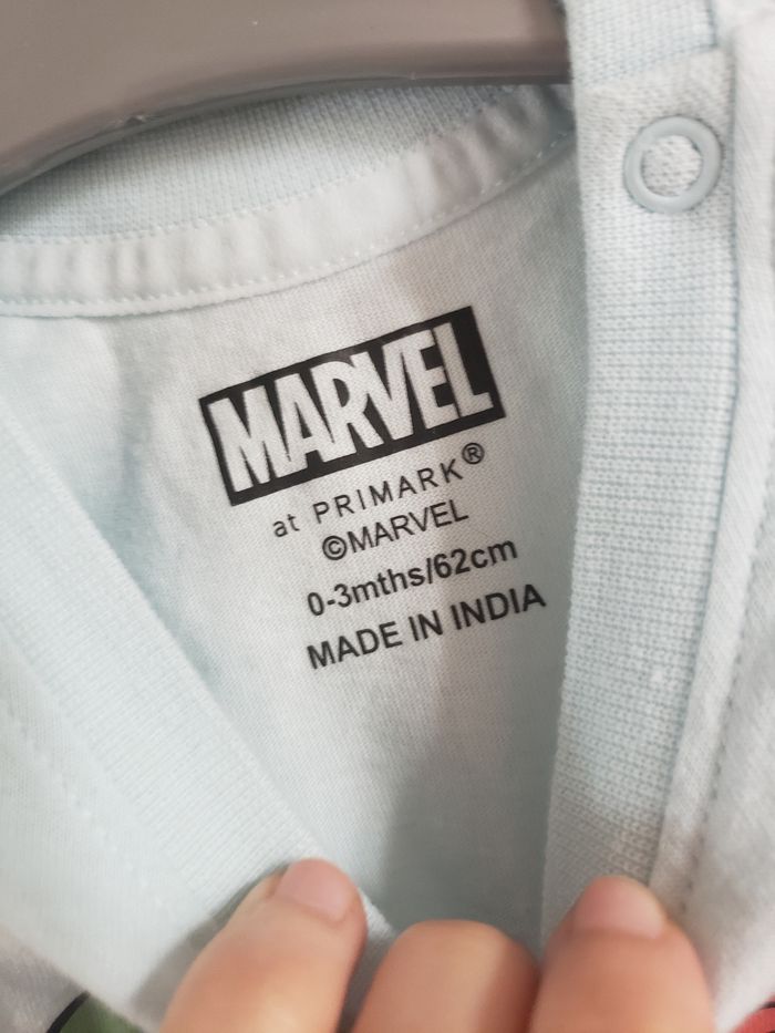Teeshirt 🎀 Marvel at Primark 0-3 mois 2€ - photo numéro 3