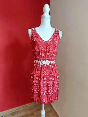 🌺 Vestido mini veraniego rojo con estampado blanco y negro y crochet en la cintura
