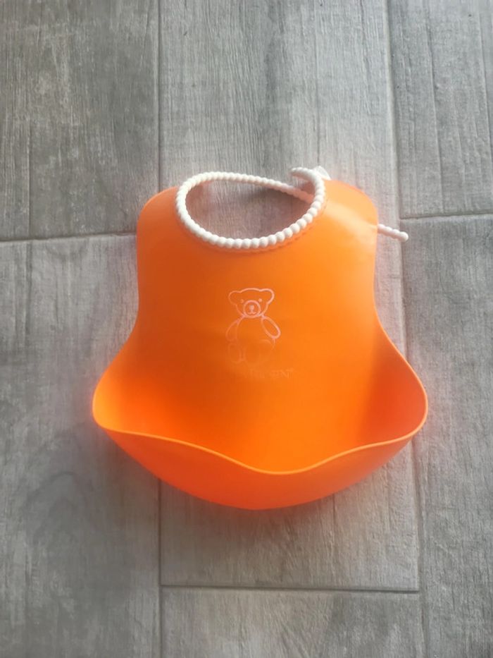 Bavoir plastique rigide réceptacle à nourriture