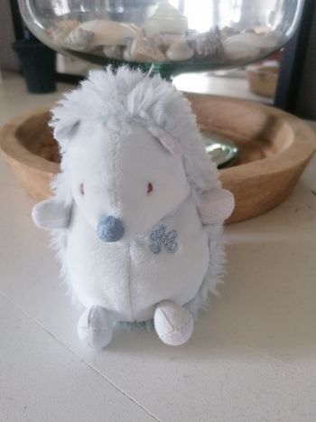 Peluche ou doudou hérisson ptisenbon tartine et chocolat