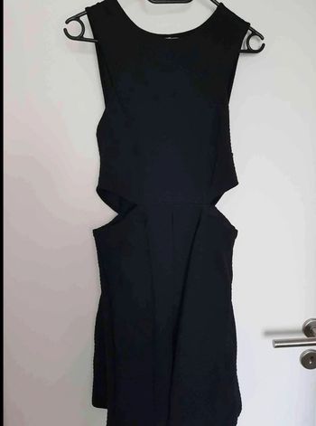 Robe  noir  ajouré  a la taille ,  taille  38