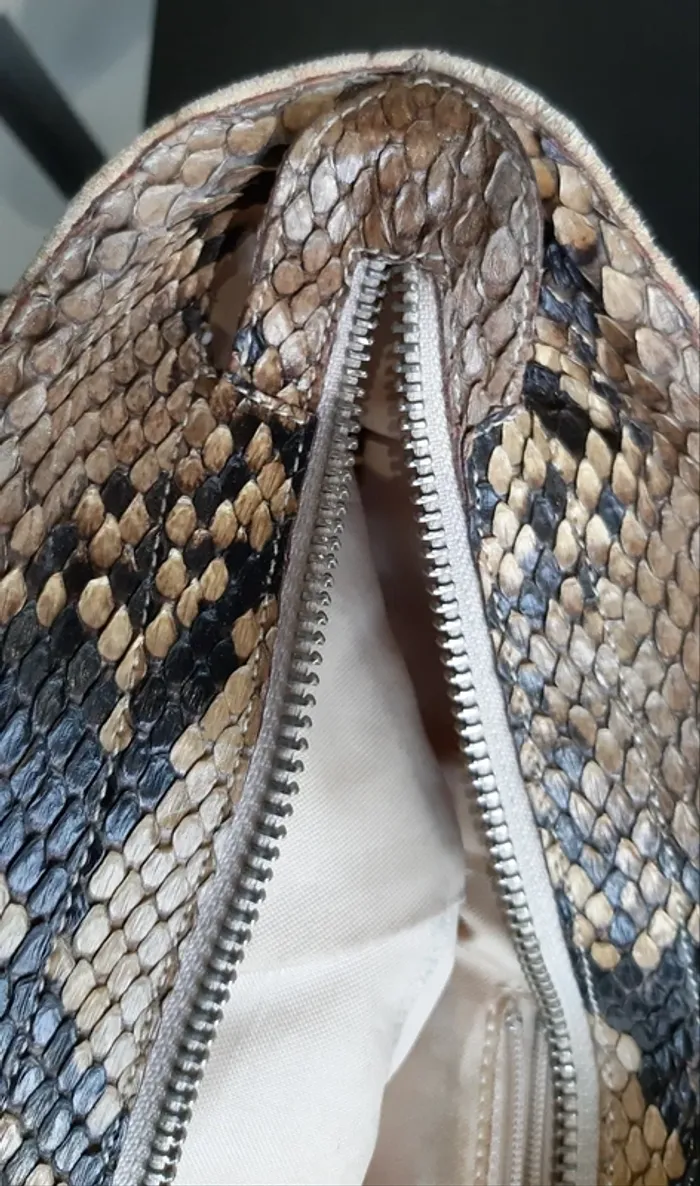 Sublime grand sac fourre tout vintage Ape Régina en cuir beige et python doré - photo numéro 10