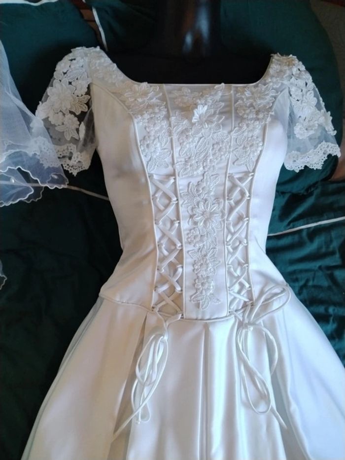 Robe de mariée chic et sophistiquée complicité la fête TBE avec accessoires - photo numéro 18
