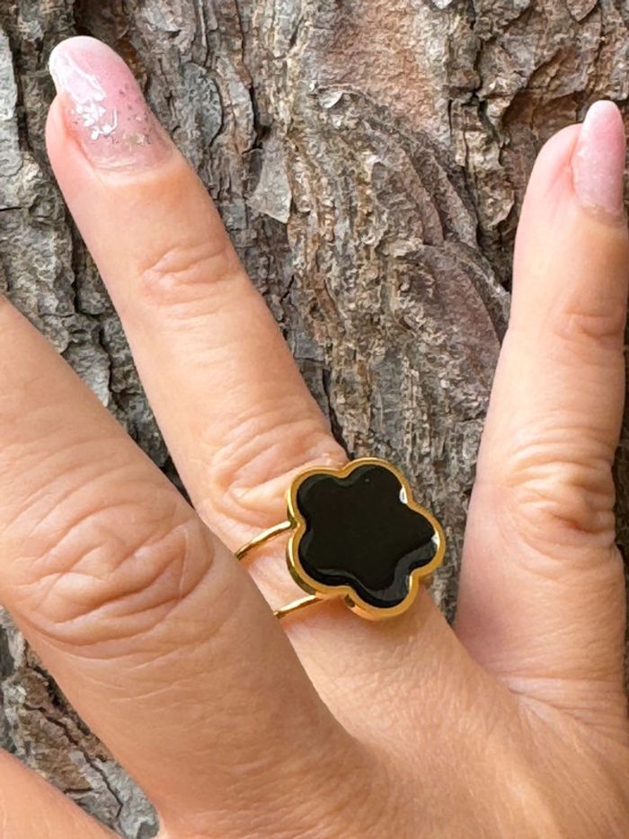 Bague gris trèfle résine noire et acier inoxydable or réglable - photo numéro 3