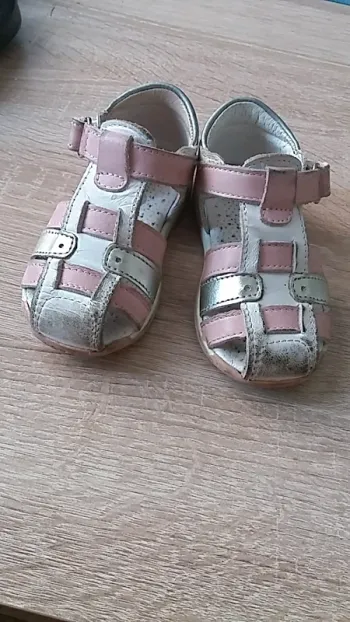 Sandales orteils nus taille 20