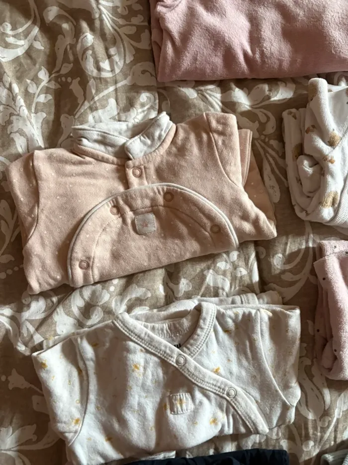 Lot de 7 pyjamas - taille 1 mois - photo numéro 2