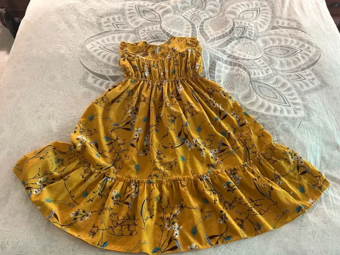 Robe fille de couleur jaune moutarde avec motifs fleuris - photo numéro 4