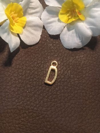pendentif fantaisie métal doré lettre D