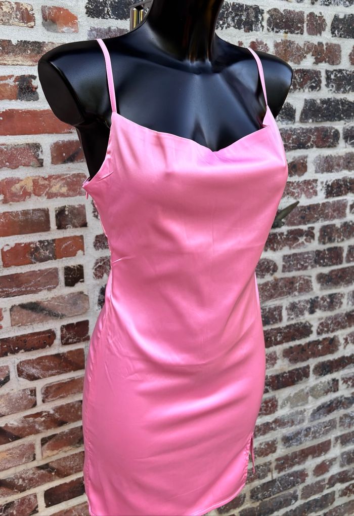 👗 Robe rose moulante satinée à fines bretelles Taille 36 – Shein - photo numéro 2
