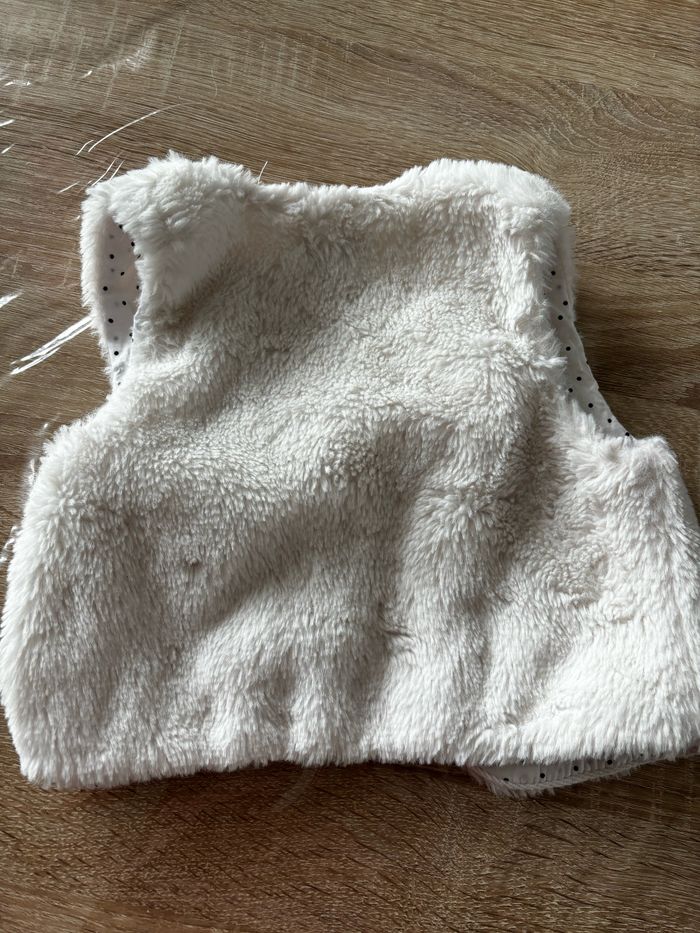 Gilet sans manches fourrure blanc KIABI t.9m - photo numéro 3