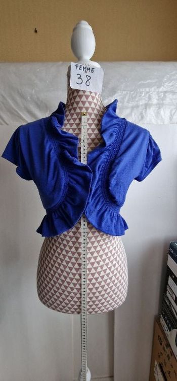 Boléro, bleu, en acrylique, en très bon état, longueur 33cm, largeur d'épaule 38cm