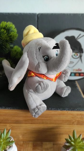 Doudou Dumbo Éléphant Disney Assis Plume Noir Gris Collerette #geektradedoudou