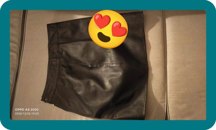 Jupe courte noire, en cuir, taille 40 - photo numéro 2