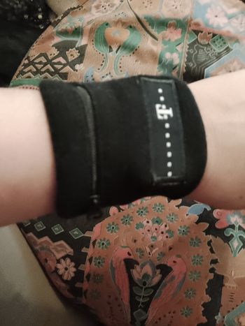 bracelet élastique porte monnaie en tissu noir vintage années 90.