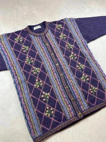 Cardigan fleuri ethnic brodé 100% Norwegian Isle wool pull cable knit vintage violet | Taille L