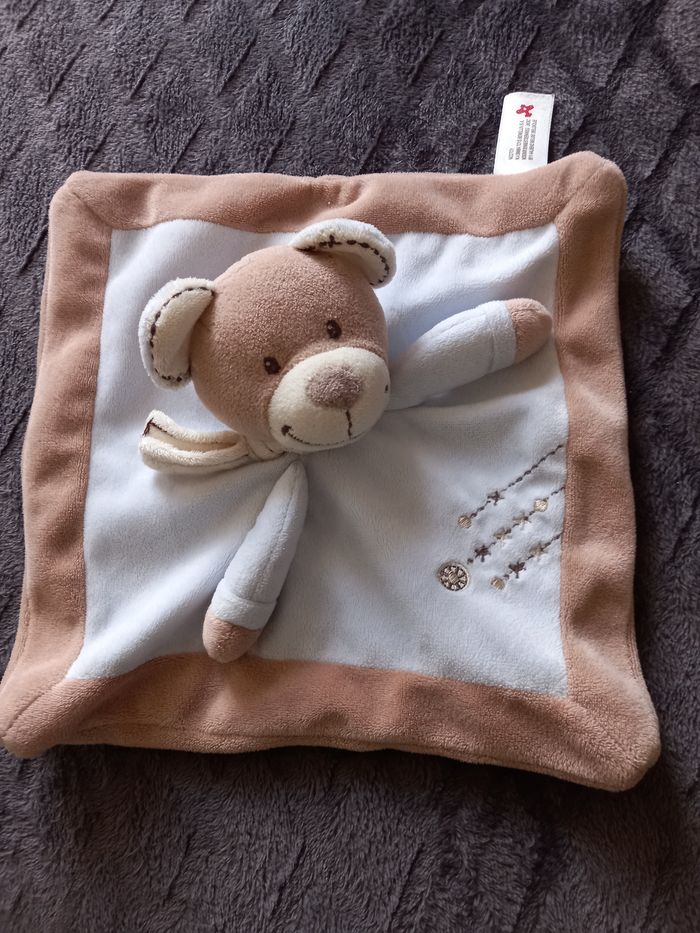 Doudou carré plat ours - bleu et beige ,- croix - Nicotoy