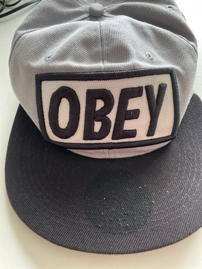 Casquette grise et noire obey - photo numéro 2