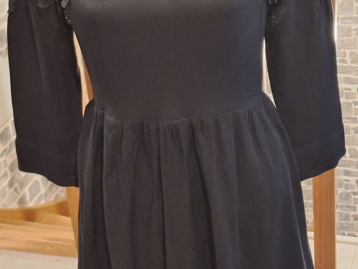 Robe élégante noire unie avec les épaules et la nuque en dentelle - photo numéro 3