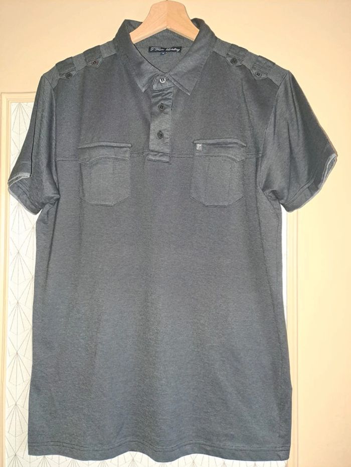 Lot de 3 T-shirts homme L avec qqs défauts voir photo et légère décoloration de pliage - photo numéro 3