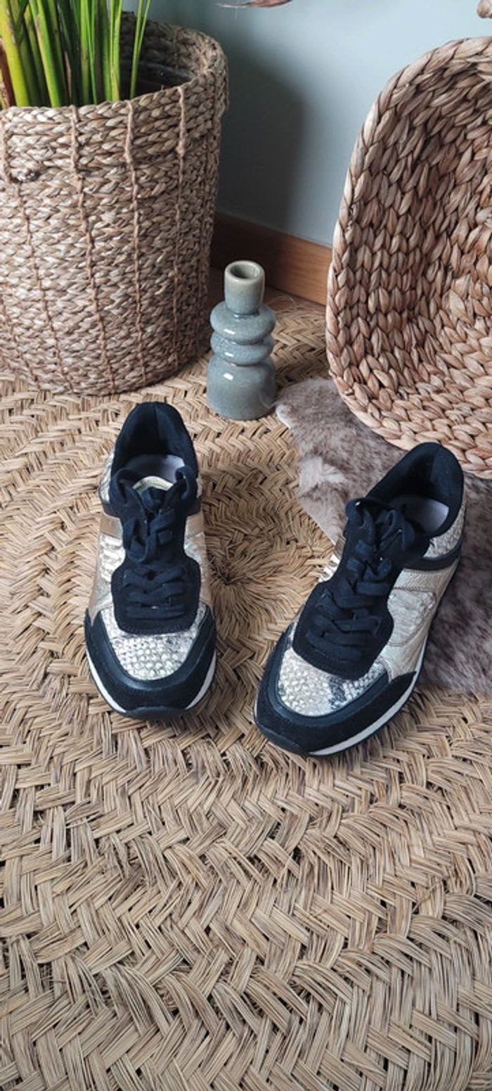 Jolie baskets noir et serpent doré Taille 38