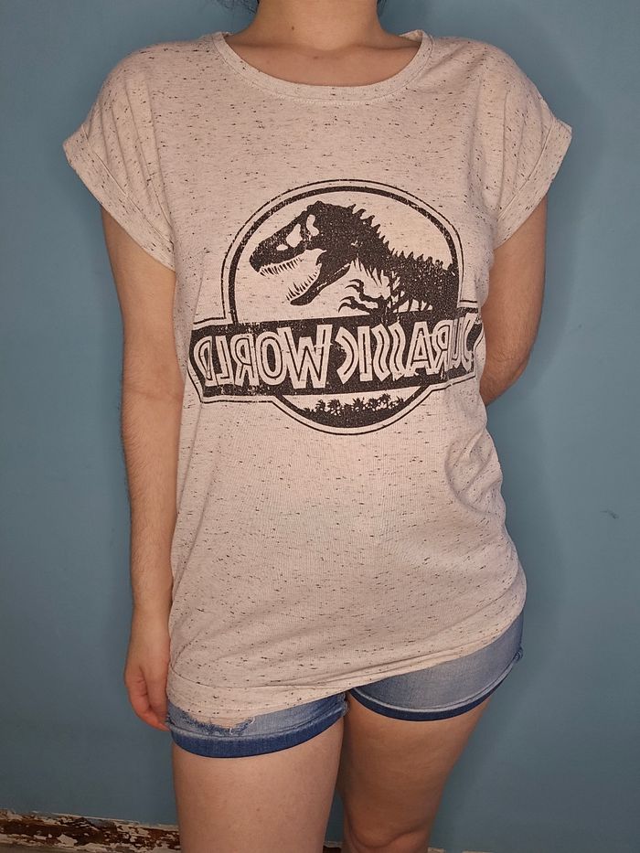T shirt Jurassic World manches courtes très bon état - photo numéro 2