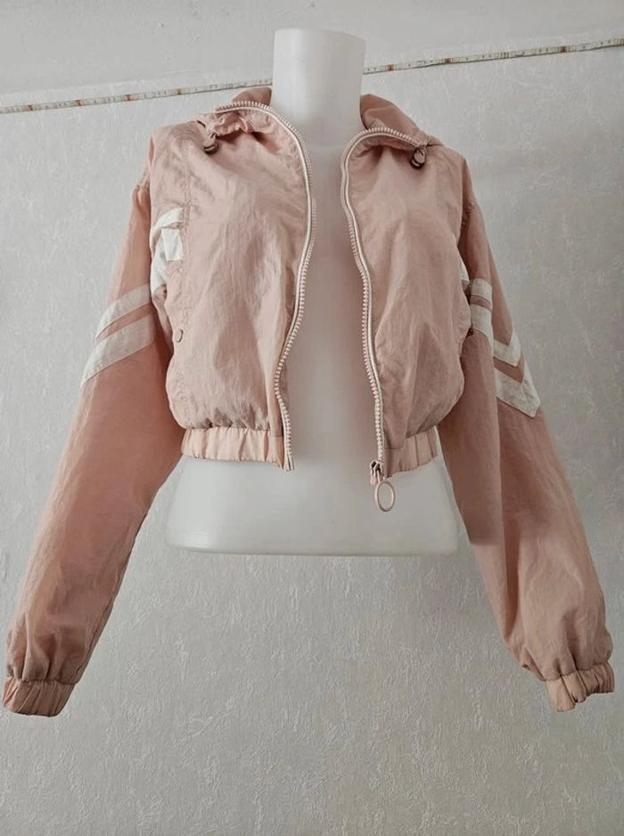 Veste imperméable, à capuche, manches
longues. Avec 2 poches.
Don't call me. Jennyfer.
Taille :XS - photo numéro 11