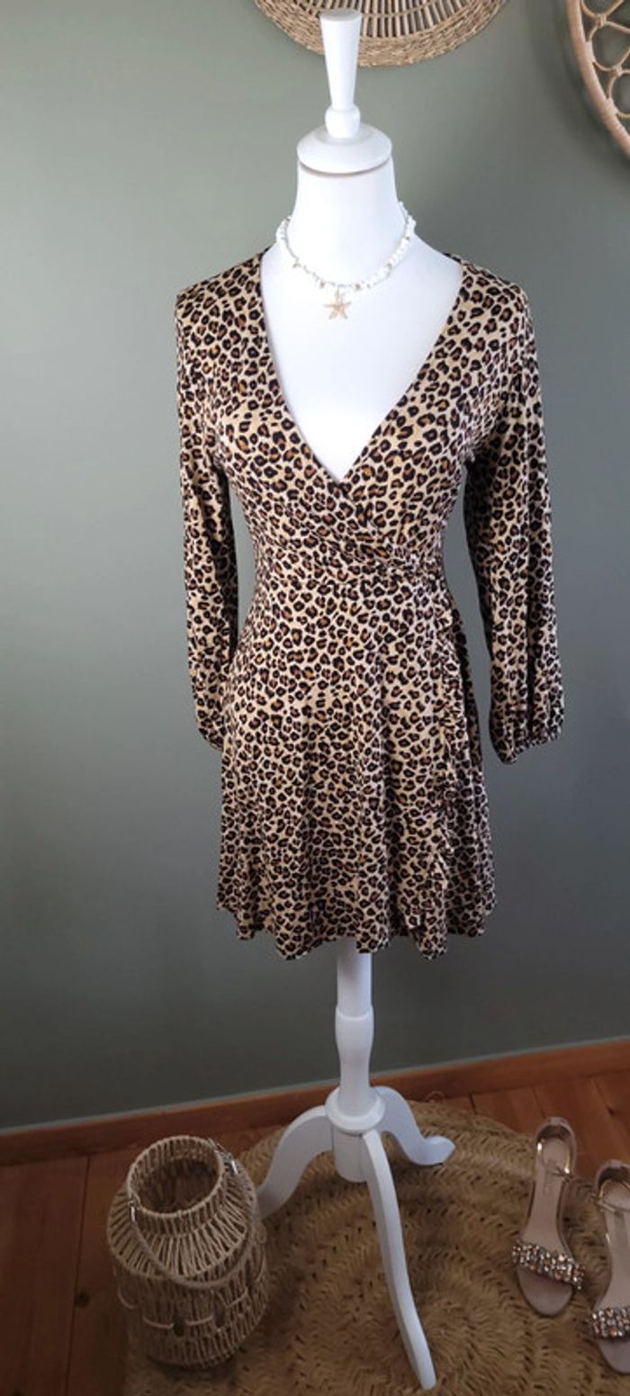 Jolie robe Léopard Pull and Bear Taille M Parfait état - photo numéro 2