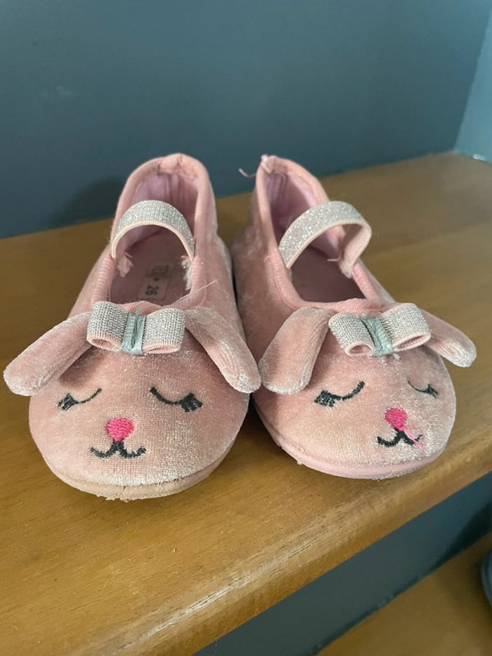 Très jolie paire de chaussons roses taille 26