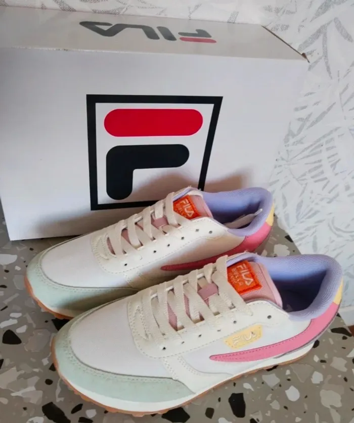 🚨à saisir 🚨 baskets jamais portées de marque Fila en cuir femme pointure 38