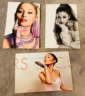 3 photos d’ariana Grande
