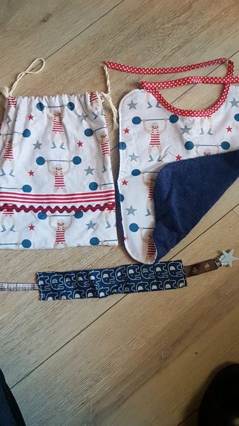 Set sac pochette cadeau bavoir attache tétine Garçon neuf fait cousu main