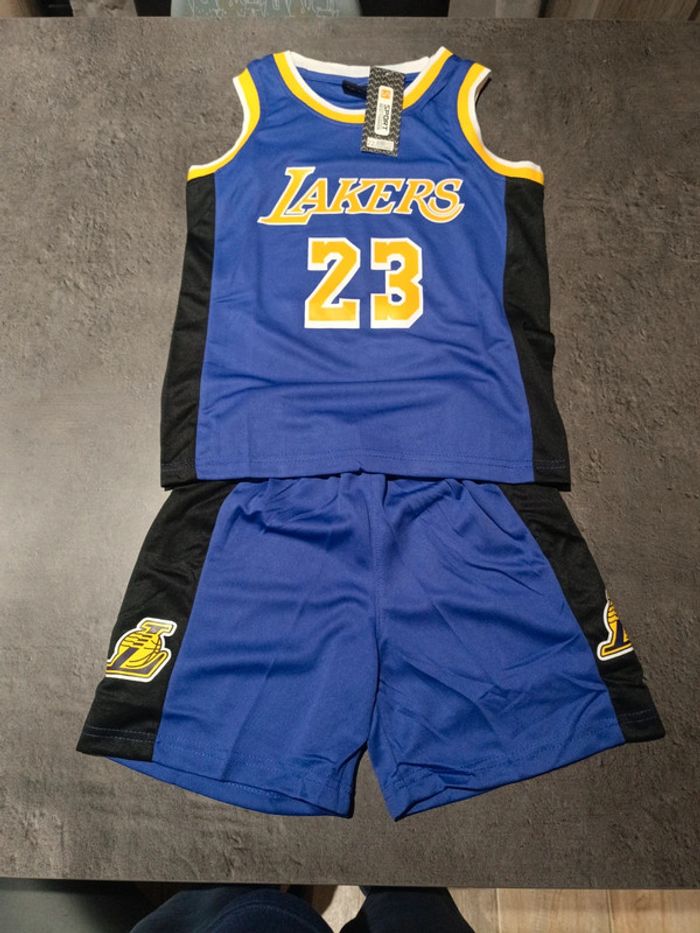 Tenue NBA Los Angeles Lakers LeBron James violet. T.22