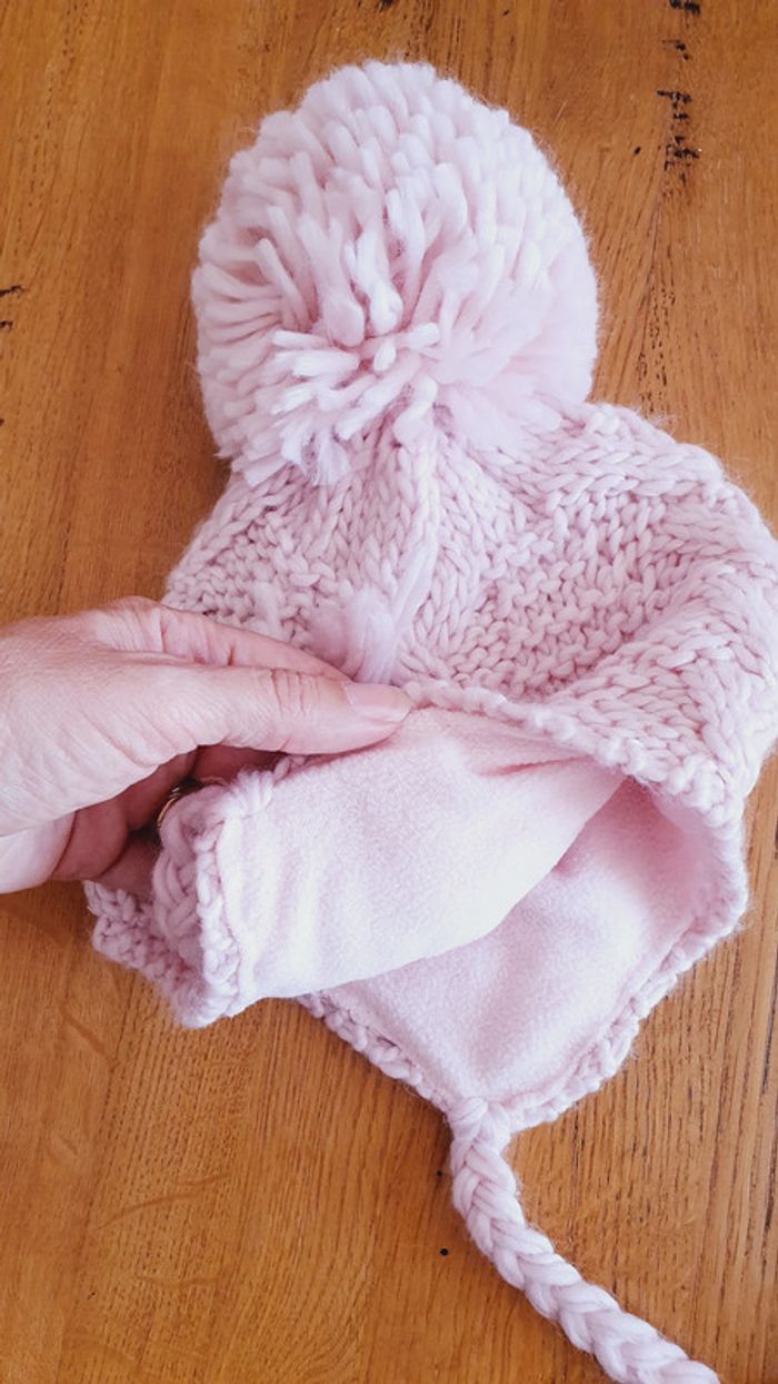 Bonnet rose doublé en polaire avec pompons et cache-oreille, 6-12 mois