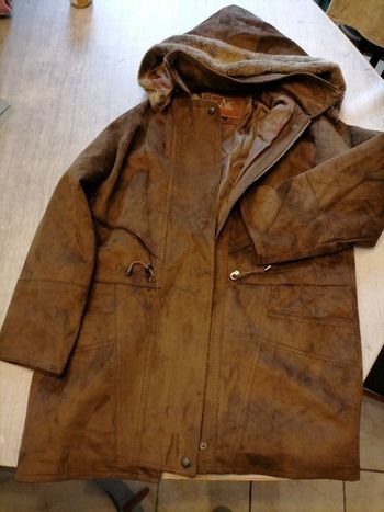Manteau marron sensation nubuck,  capuche avec fausse fourrure