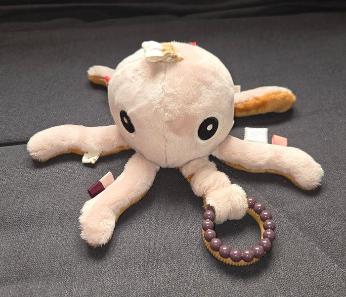 Peluche pieuvre d'activités vibrante a suspendre - done by deer