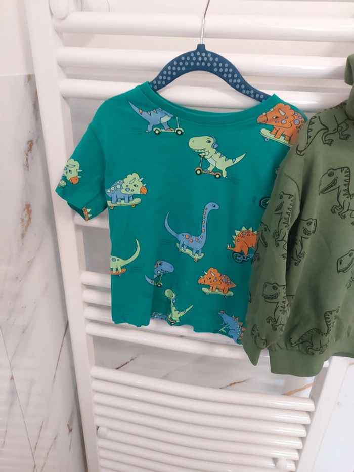 Lot vêtements  dinosaure - photo numéro 2