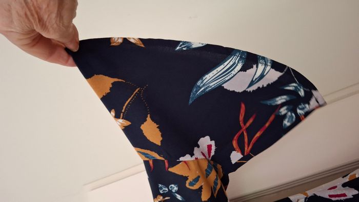 Très jolie robe en crêpe bleu marine imprimée fleurs - T40 - photo numéro 2