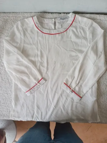 Haut blanc à liserets rouges