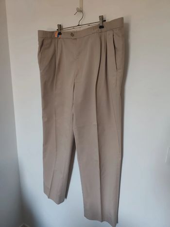 Pantalon de costume beige taille 56 avec l'étiquette pressing