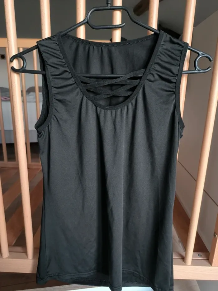 Débardeur top femme noir décolleté croisé laçage