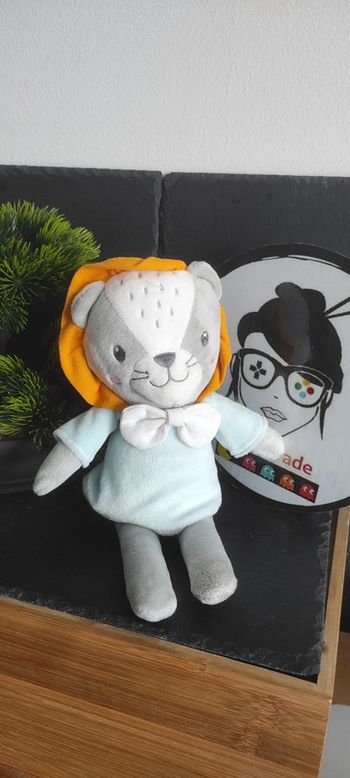 Doudou lion bleu gris orange mots d'enfants noeud papillon Peluche Blanc Pantin